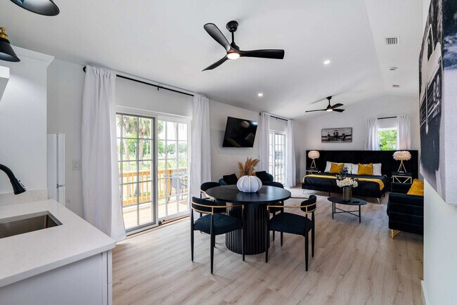 Foto del edificio - 30 W Castillo Dr