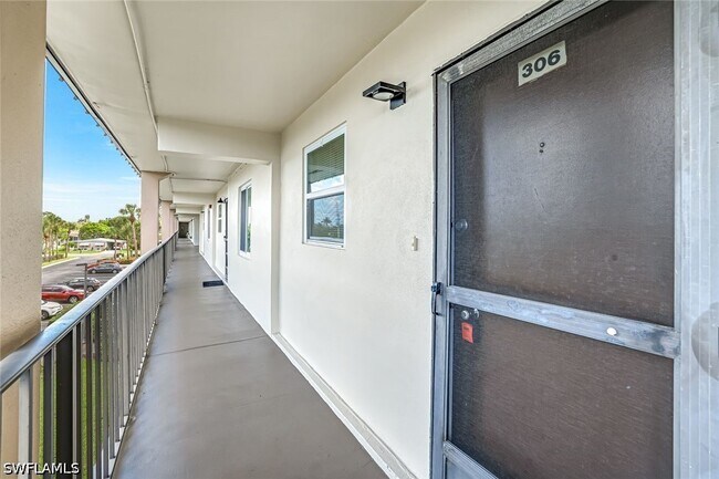 Foto del edificio - 1000 Manatee Rd