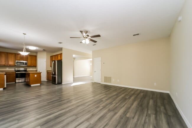 Foto del edificio - 731 E Red House Branch Rd