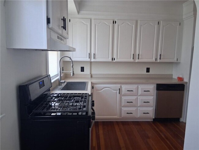 Building Photo - 53 Calder St