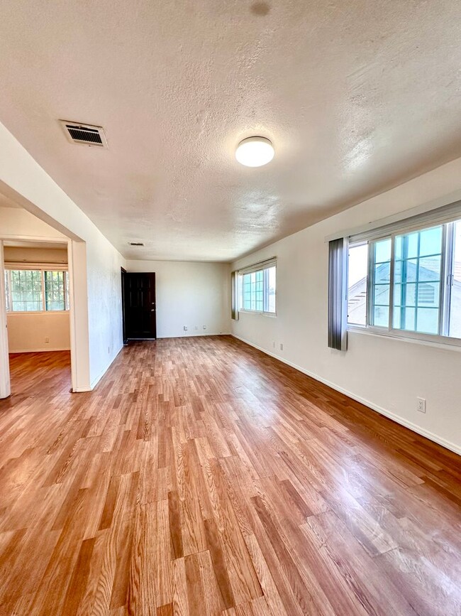 Building Photo - 3 Bedroom 1 Bath (Upstairs) with Laundry H...