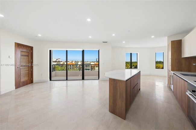 Foto del edificio - 701 Valencia Ave