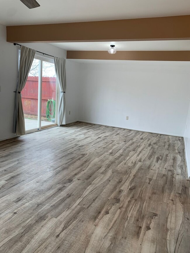 Foto del edificio - 3 BEDROOM, 2.5 BATHROOM TWINHOME WITH 2 CAR ATTACHED GARAGE