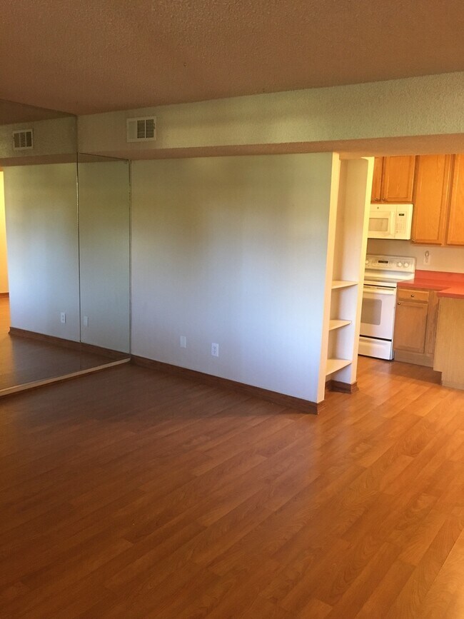 Foto del edificio - 5300 E Cherry Creek South Drive