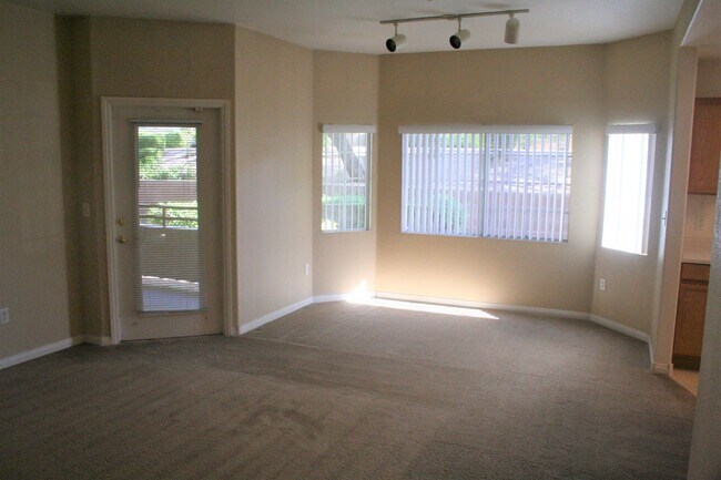 Foto del edificio - 2 Bed, 2 Bath, downstairs, 1 Story Unit, 1...