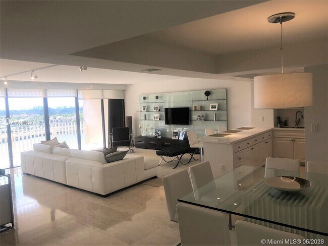 Foto del edificio - 2 Grove Isle Dr