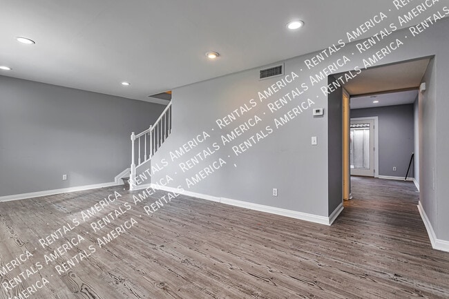 Building Photo - 2964 E Clarendon Ave