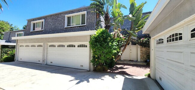 Foto del edificio - Sherman Oaks- 2 Bed 3 Bath Townhome - Atta...