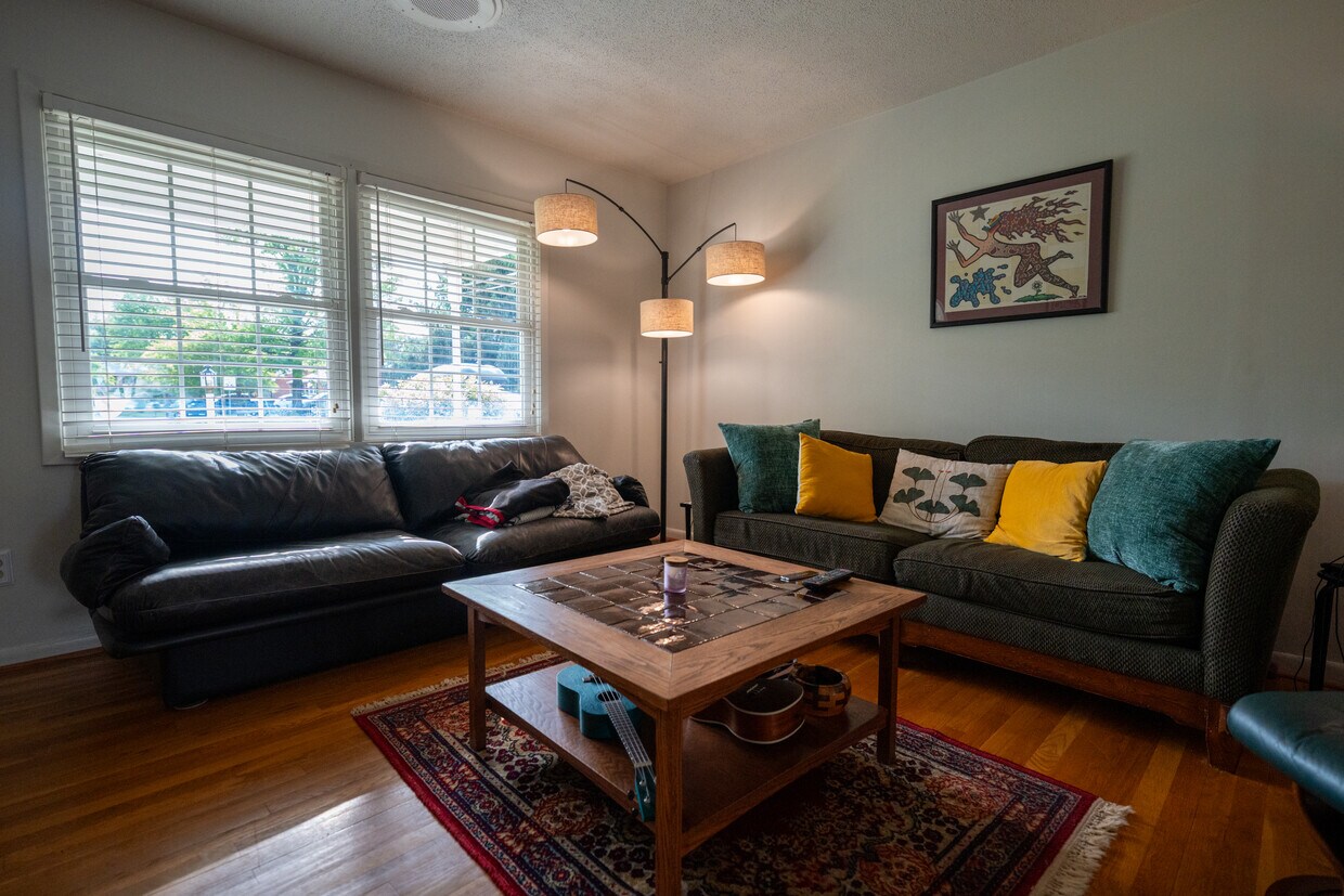 Sala de estar - 316 Russelcroft Rd