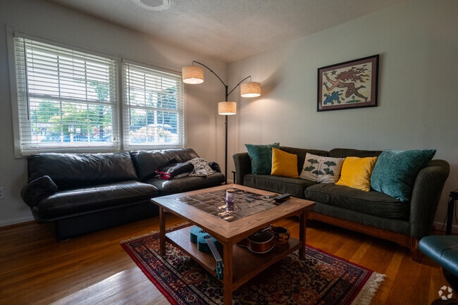 Living room - 316 Russelcroft Rd