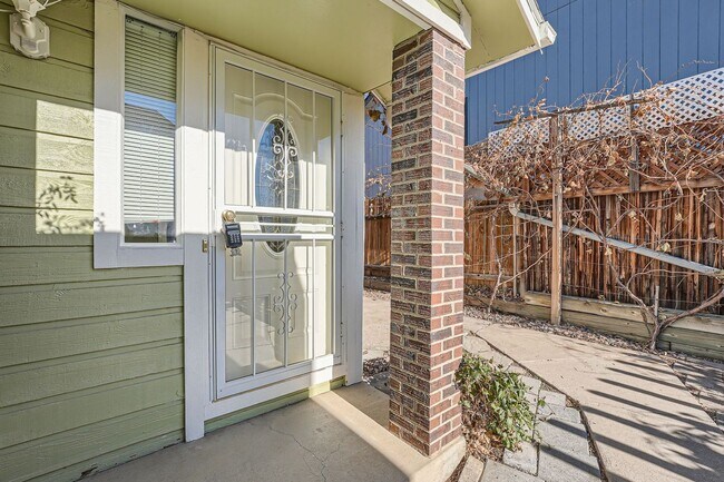 Foto del edificio - Spacious 2-Bed Townhome with Private Yard & 2-Car Garage in Aurora