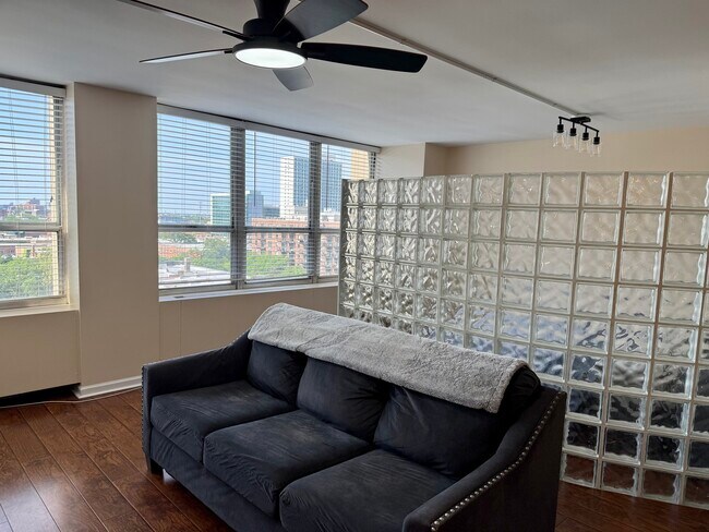 Foto del edificio - 655 W Irving Park Rd