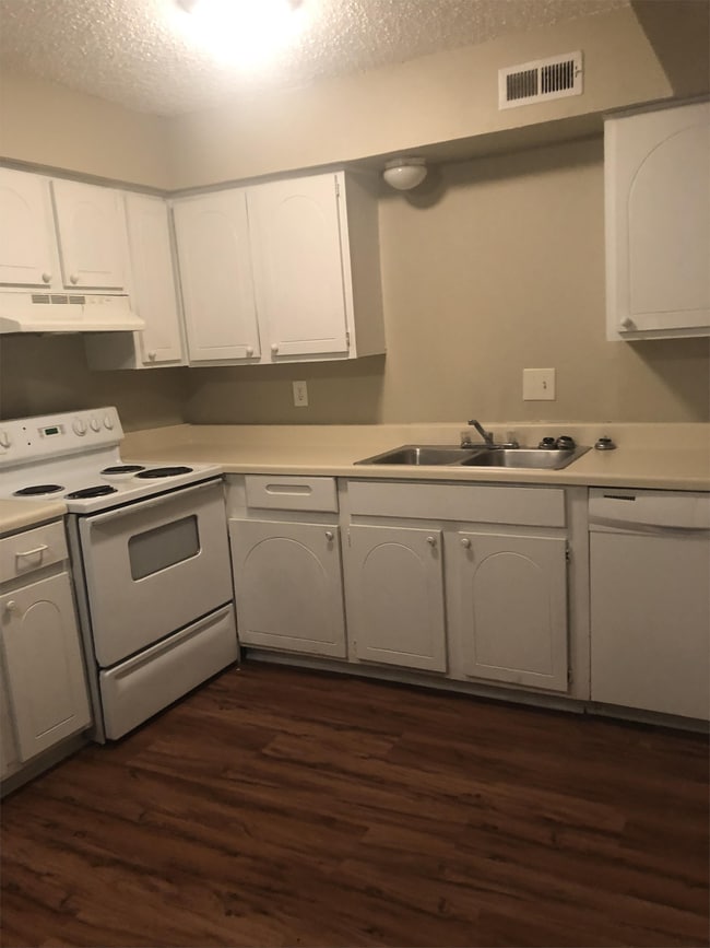 Building Photo - 1120 N Tela Dr