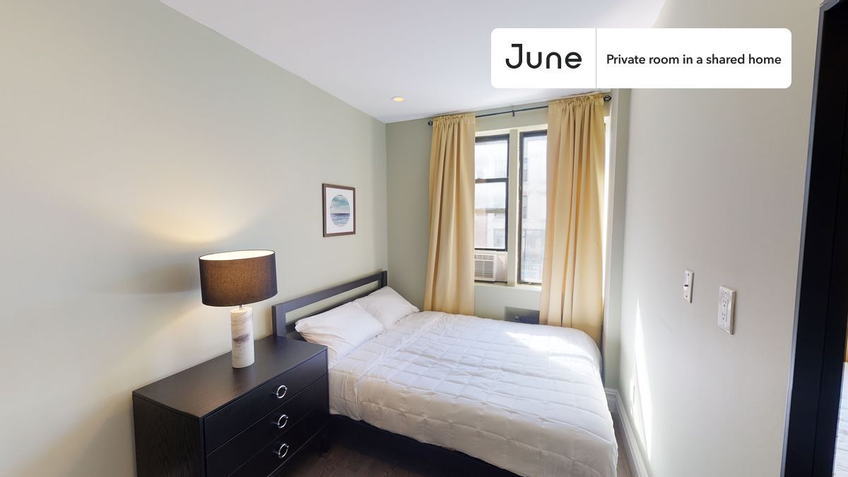 Foto principal - Private bedroom in 3 bed/2 bath Home