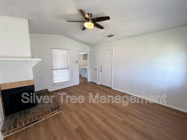 Building Photo - 6845 S Creek Dr