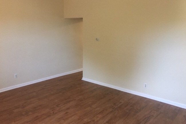Building Photo - 3209 Parkview Ave