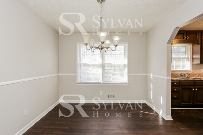 Building Photo - Welcome home to this stunning 4 bedroom, 2...