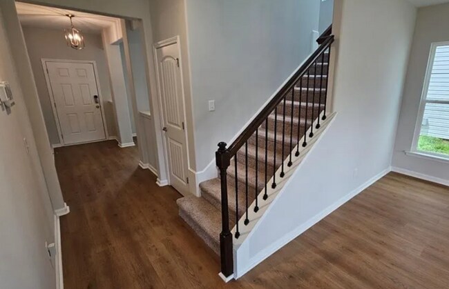 Foto del edificio - Beautiful 5BR, 3BA Home in Desirable Brookline at Godley Station!