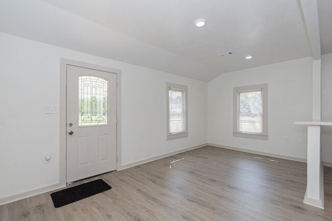 Foto del edificio - 108 Lostracco St