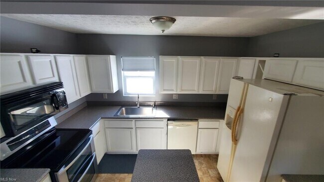 Foto del edificio - 733 Wooster Road North