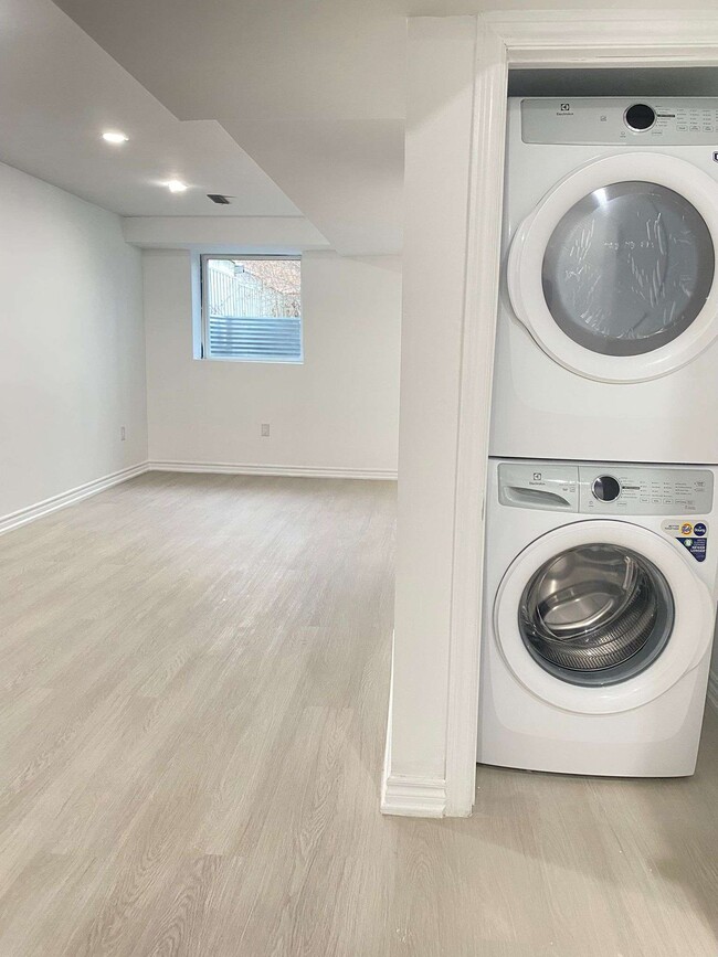 Building Photo - 49 Glenmore Dr