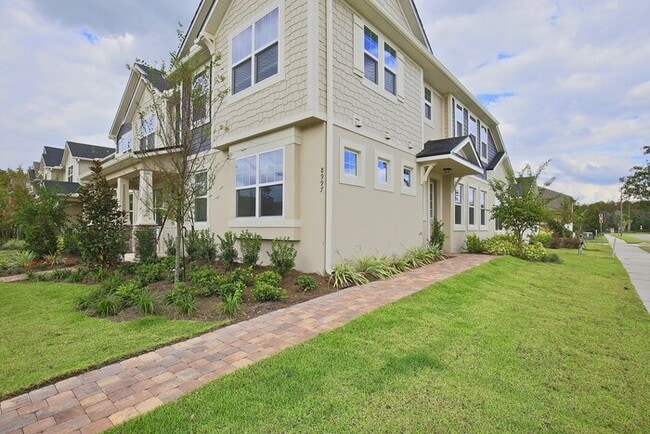 Building Photo - Beautifully Appointment 3/2 Modern Townhom...