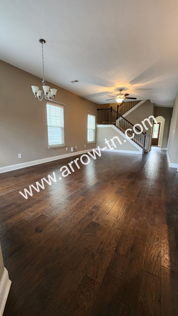 Building Photo - Fantastic End Unit Townhome in Franklin!