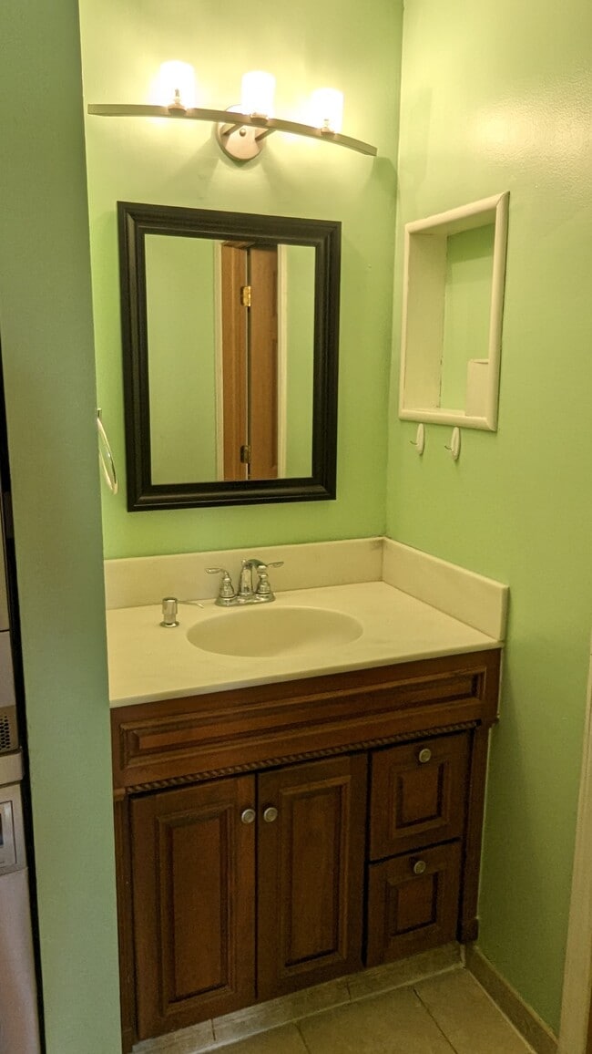 Foto del edificio - 7124 72nd Ln N