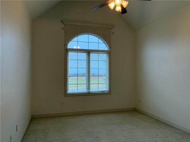 Building Photo - 2509 S Everest Ave