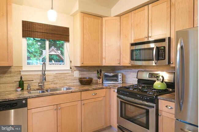 Building Photo - 5100 Gainsborough Dr