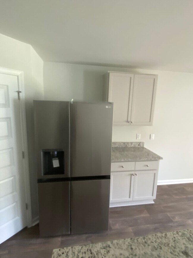 Building Photo - 4-bedroom, 2 bathroom home located in the ...
