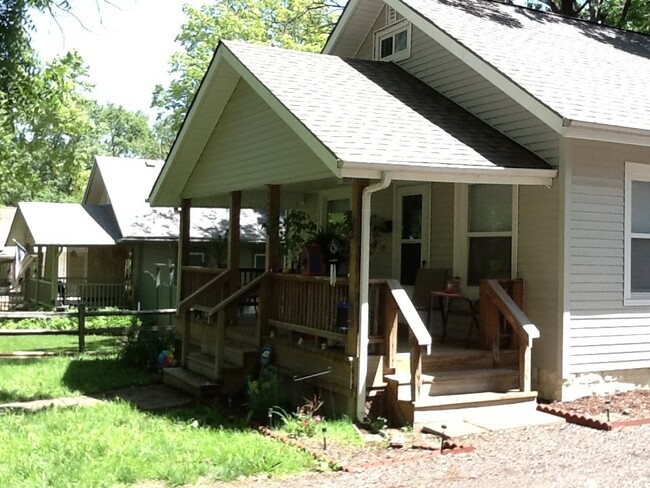 Building Photo - You'll love this 3-BR American Bungalow!