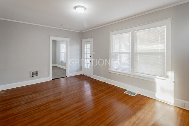 Building Photo - Charming 3 Bedroom  / Beware of Scammers