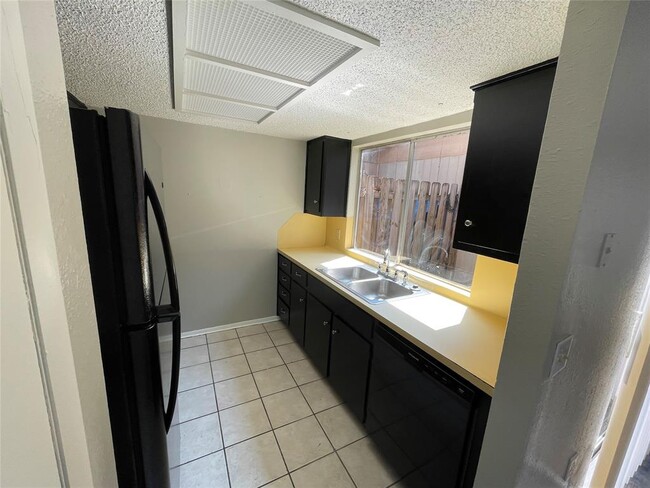 Building Photo - 10002 Rutland Village E