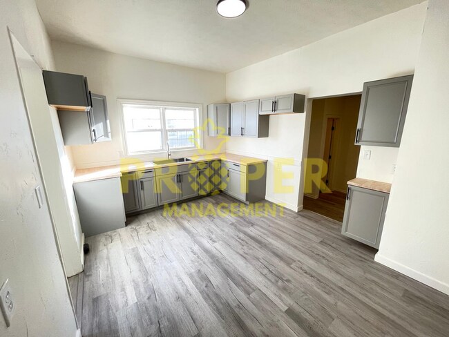 Building Photo - Massive 5 bedrooms 1.5 bathrooms house for...