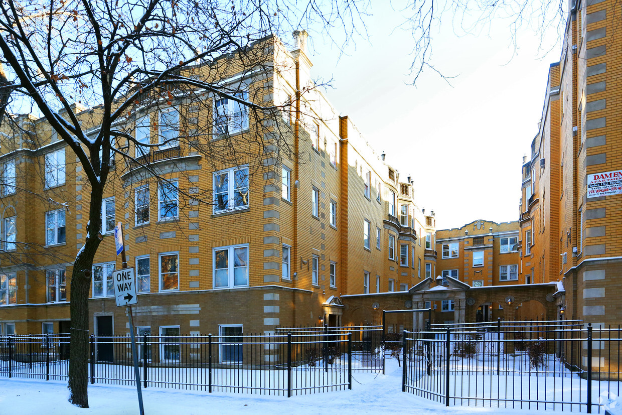 Building Photo - Damen Apartments