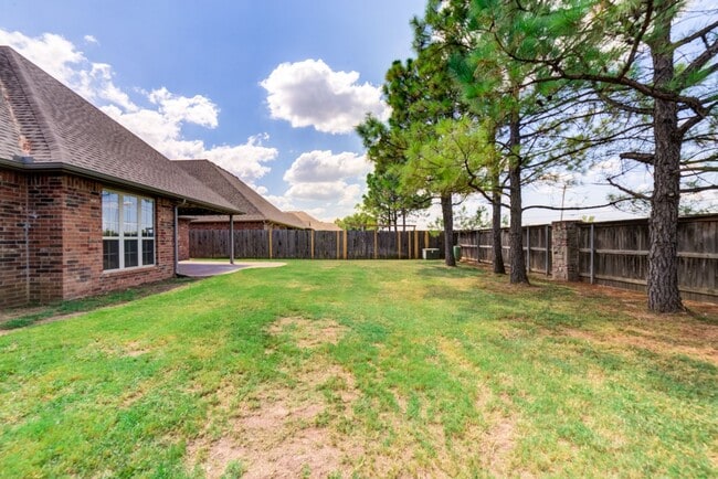 Building Photo - 4 Bed / 3 Bath in Jenks!