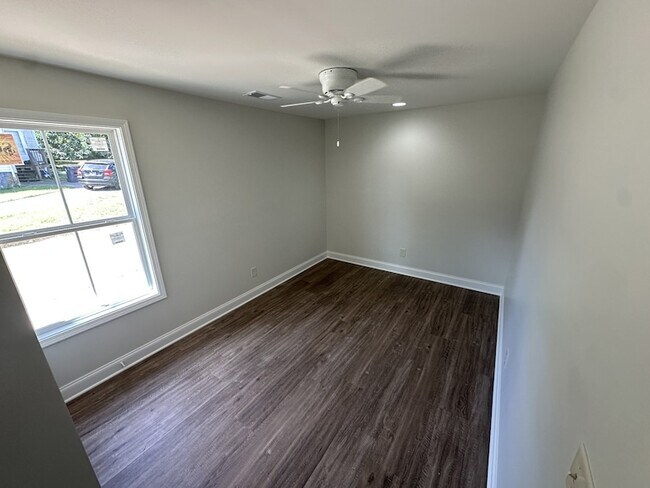 Foto del edificio - 35 Wyatt Ln