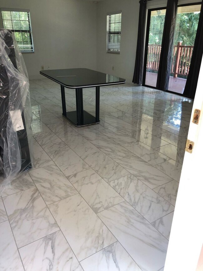 Building Photo - 290 S Old Kings Rd