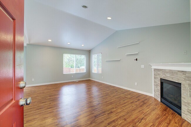 Building Photo - 3Bd/2.5Ba Everett Home