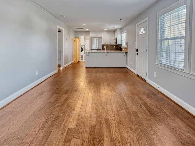 Foto del edificio - Open concept living in the heart of Charlo...