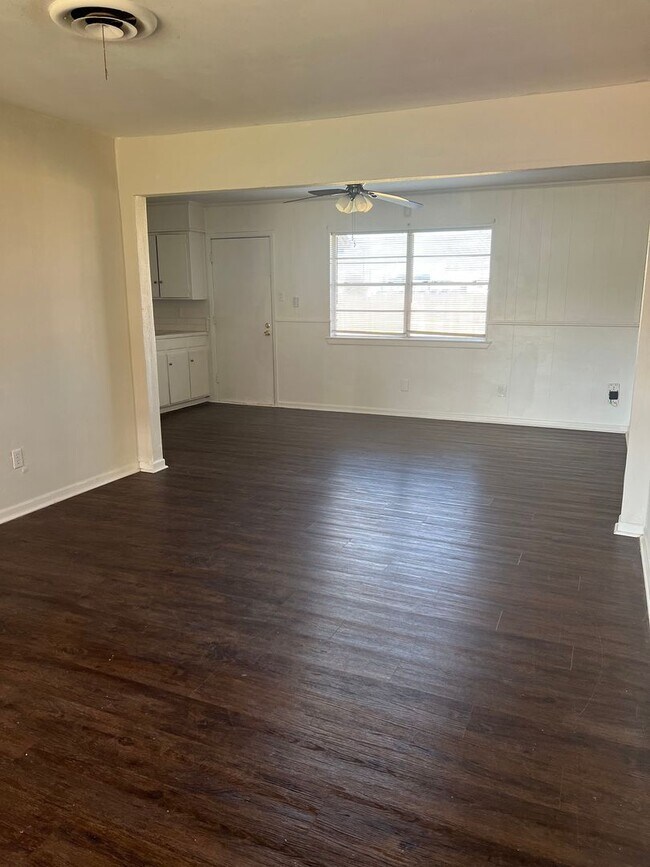 Building Photo - Spacious Home