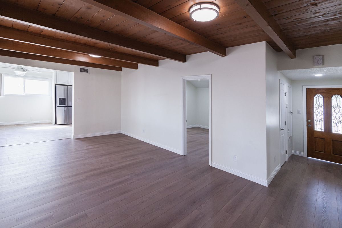 Foto del edificio - 8646 Corbin Ave