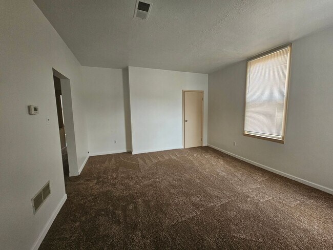 Building Photo - Spacious 1 bedroom with small office area ...