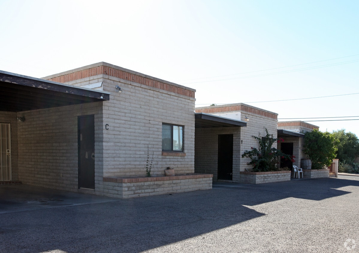 Building Photo - 2538 N Forgeus Ave