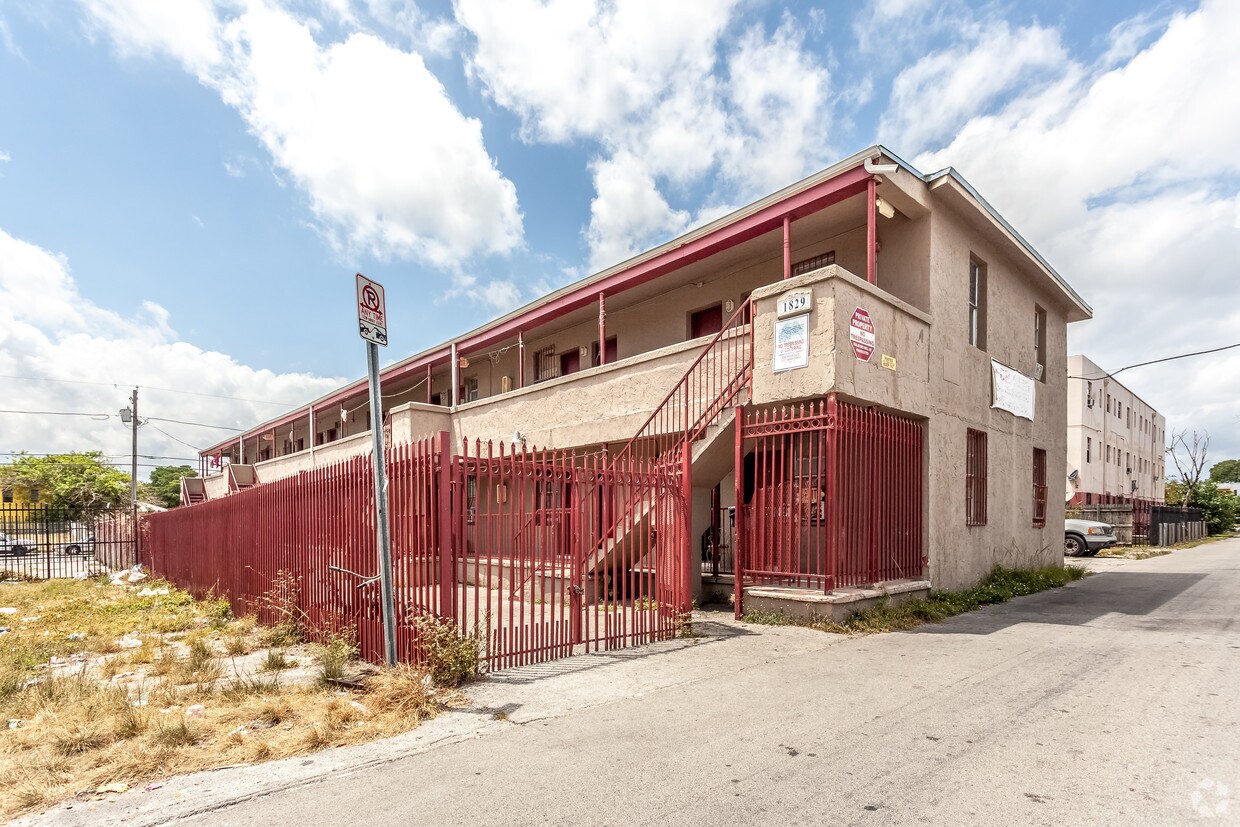 Building Photo - 1829 NW 2 Ct