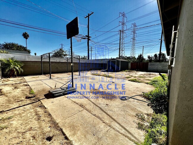 Building Photo - 3 Bedroom Home For Rent in Compton