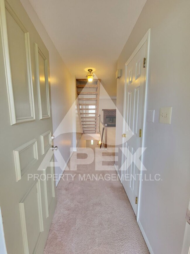 Foto del edificio - Beautiful 2Bd - 1.5 Bath Condo in West Kno...