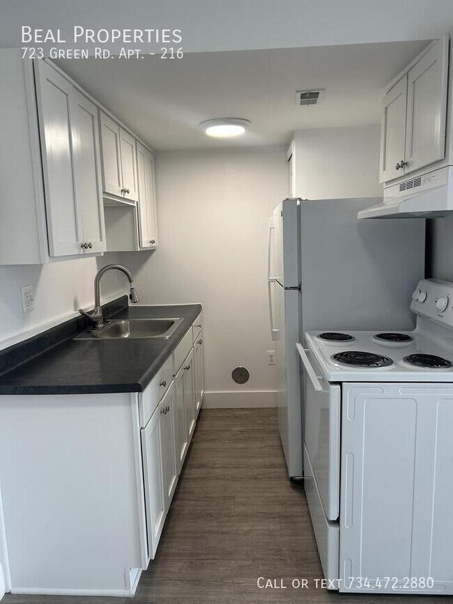 Building Photo - 723 Green Rd