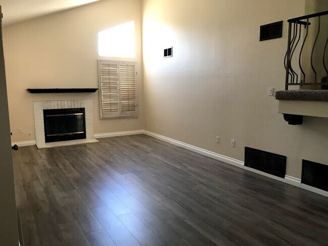 Building Photo - Remodeled 4 Bed, 3 Bath Home in North Esco...
